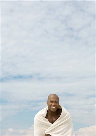 simsearch:695-03388769,k - Man wrapped in towel, sky in background Foto de stock - Royalty Free Premium, Número: 696-03400839