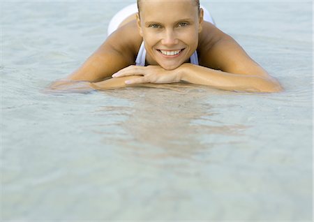 simsearch:632-03500777,k - Woman lying in shallow water on beach Foto de stock - Royalty Free Premium, Número: 696-03400895