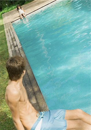 simsearch:614-09270511,k - Junge sitzend am Rand des Pools, Blick auf kleine Mädchen am anderen Ende des Pools Stockbilder - Premium RF Lizenzfrei, Bildnummer: 696-03401018