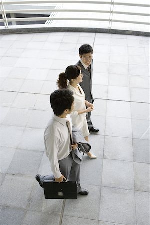 simsearch:695-05764634,k - Three young executives walking side by side, high angle view Foto de stock - Sin royalties Premium, Código: 696-03401118