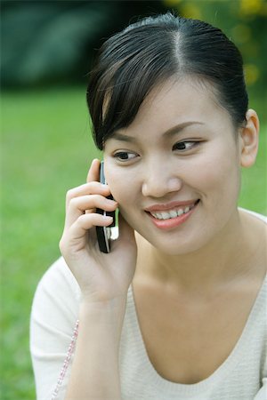 simsearch:632-01270494,k - Woman using cell phone, close-up Foto de stock - Sin royalties Premium, Código: 696-03401233