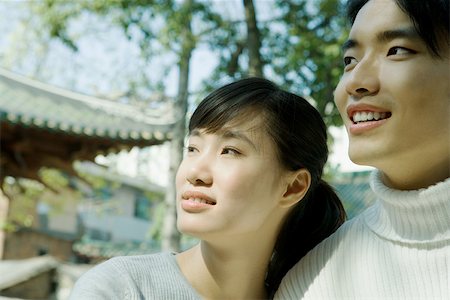 simsearch:696-03394525,k - Debout couple côte à côte, à la recherche hors du cadre, chinois traditionnel, en arrière-plan Photographie de stock - Premium Libres de Droits, Code: 696-03401282