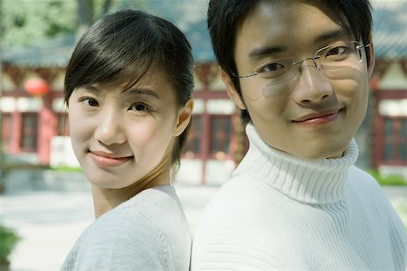 simsearch:696-03401126,k - Couple dos à dos, souriant à la caméra, chinois traditionnel, en arrière-plan Photographie de stock - Premium Libres de Droits, Code: 696-03401283