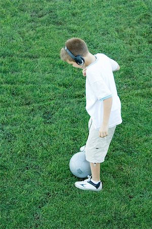 simsearch:695-05768252,k - Boy standing with ball, wearing headphones Fotografie stock - Premium Royalty-Free, Codice: 696-03401397