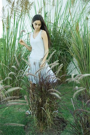 simsearch:633-01714236,k - Woman standing among long grasses and reeds, full length Foto de stock - Sin royalties Premium, Código: 696-03401561