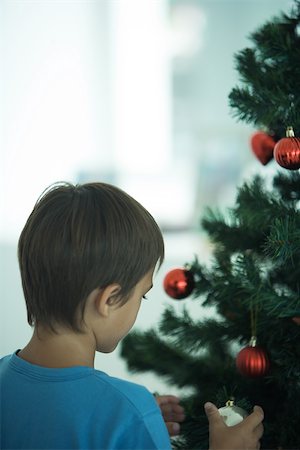 simsearch:696-03394247,k - Arbre de Noël décoration garçon Photographie de stock - Premium Libres de Droits, Code: 696-03401644