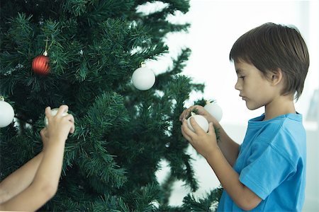 simsearch:632-03083507,k - Kinder schmücken Weihnachtsbaum Stockbilder - Premium RF Lizenzfrei, Bildnummer: 696-03401647