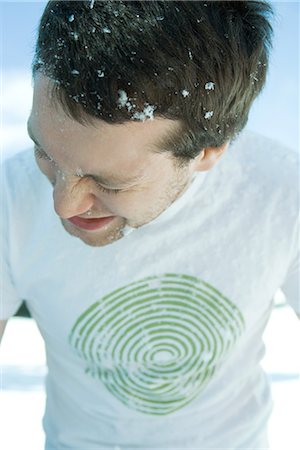 simsearch:696-03401780,k - Junger Mann im Schnee, Augen geschlossen, gekleidet in t-shirt Stockbilder - Premium RF Lizenzfrei, Bildnummer: 696-03401780