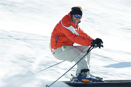 simsearch:695-03376454,k - Mature male skieur sur la piste de ski, souriant à la caméra, floue de mouvement Photographie de stock - Premium Libres de Droits, Code: 696-03401842