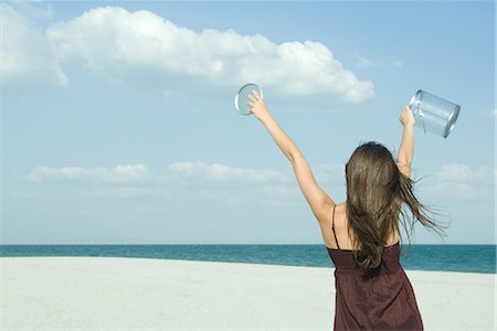 Woman standing on beach, rear view, holding up clear container, catching clouds, optical illusion Foto de stock - Sin royalties Premium, Código: 696-03401937