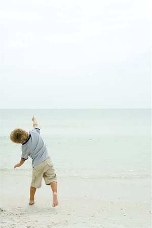 simsearch:695-03378542,k - Child running on beach toward ocean, rear view Foto de stock - Sin royalties Premium, Código: 696-03402113