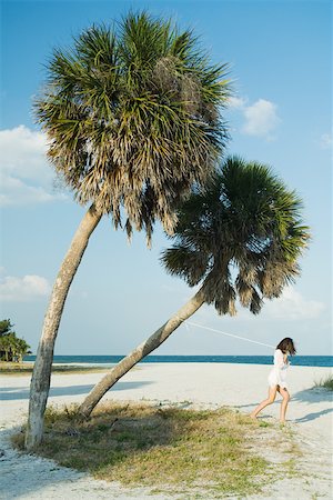 Woman pulling palm tree with rope Foto de stock - Sin royalties Premium, Código: 696-03402292