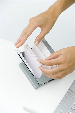 schedario alfabetico - Hands flipping through card file, cropped view Fotografie stock - Premium Royalty-Free, Codice: 696-03402567