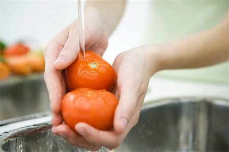 simsearch:6109-08489043,k - Personne rinçage des tomates dans l'évier, vue recadrée de mains Photographie de stock - Premium Libres de Droits, Code: 696-03402602