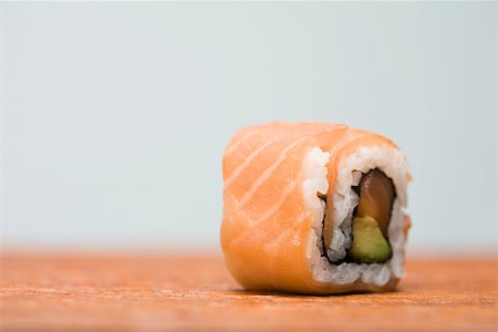 Seule pièce de sushi maki saumon, gros plan Photographie de stock - Premium Libres de Droits, Code: 696-03402779