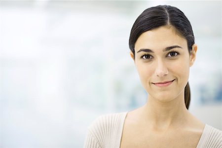 positivo - Woman smiling at camera, portrait Foto de stock - Sin royalties Premium, Código: 696-03402794