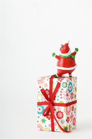 simsearch:632-02345024,k - Santa Claus figurine standing on top of Christmas present Fotografie stock - Premium Royalty-Free, Codice: 696-03402819