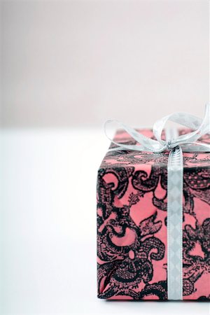 Detail of gift wrapped present Stock Photo - Premium Royalty-Free, Code: 696-03402827