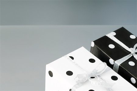 simsearch:6113-06626094,k - Présente deux cadeaux en pointillé de polka noir et blanc enveloppé Photographie de stock - Premium Libres de Droits, Code: 696-03402835