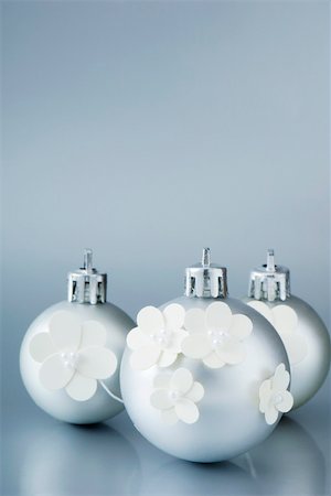Drei silberne Christbaumschmuck, dekoriert mit weissen Blumen Stockbilder - Premium RF Lizenzfrei, Bildnummer: 696-03402831