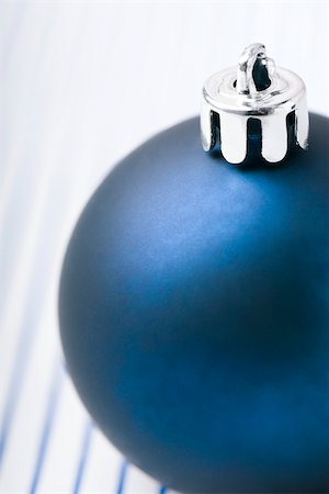 simsearch:614-08869873,k - Blue Christmas tree ornament Foto de stock - Sin royalties Premium, Código: 696-03402854