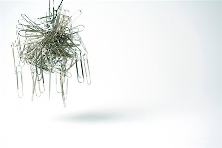 fermaglio per fogli - Tangle of magnetized paper clips Fotografie stock - Premium Royalty-Free, Codice: 696-03402910