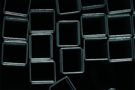 simsearch:614-00397700,k - Staples forming squares on black background, close-up Foto de stock - Sin royalties Premium, Código: 696-03402927