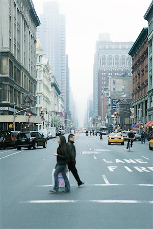 Fußgänger überqueren Straße in Zebrastreifen W 19th Street und 6th Avenue Chelsea, New York, gegenüberliegende NE Stockbilder - Premium RF Lizenzfrei, Bildnummer: 696-03402955