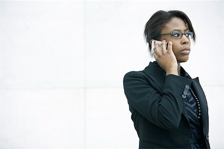 Businesswoman using cell phone, looking away Foto de stock - Sin royalties Premium, Código: 696-03403006