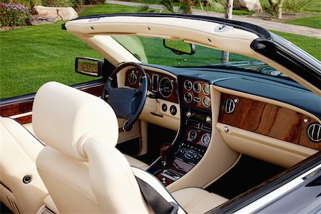 Close-up view of luxury car's interior with hi-tech dashboard Foto de stock - Sin royalties Premium, Código: 693-05552675