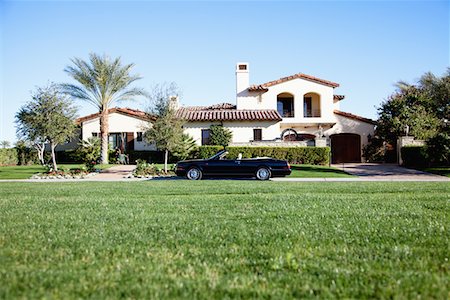 simsearch:693-05552680,k - Luxurious car parked outside house in front yard Fotografie stock - Premium Royalty-Free, Codice: 693-05552687