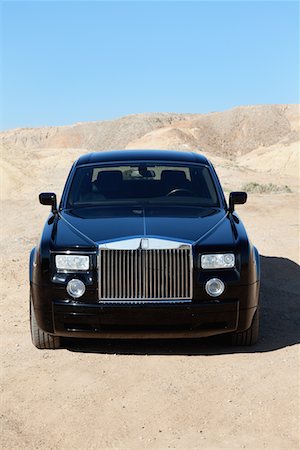 Front view of Rolls Royce parked on unpaved road Stock Photo - Premium Royalty-Free, Code: 693-05552696