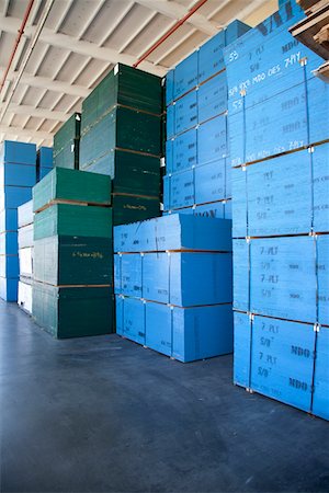 simsearch:614-07911693,k - Blue boxes piled up of in warehouse Foto de stock - Sin royalties Premium, Código: 693-05552727