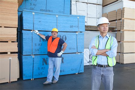 Male warehouse workers standing in front of stack of plywood Foto de stock - Sin royalties Premium, Código: 693-05552730