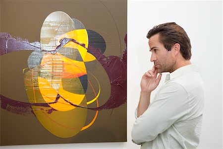 Thoughtful man looking at wall painting in art gallery Foto de stock - Sin royalties Premium, Código: 693-05552775
