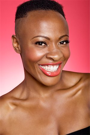 simsearch:693-06324645,k - Portrait de femme afro-américaine gaie Photographie de stock - Premium Libres de Droits, Code: 693-05552899