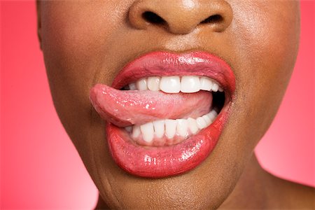 sacando la lengua - Close up of woman sticking out tongue Foto de stock - Sin royalties Premium, Código: 693-05552901