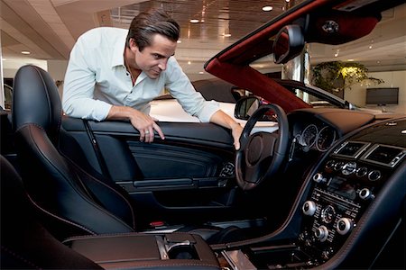 Man checking out his new car Foto de stock - Sin royalties Premium, Código: 693-05552998