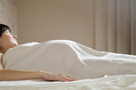simsearch:693-03308178,k - Pregnant woman on bed looking away Stock Photo - Premium Royalty-Free, Code: 693-05553005