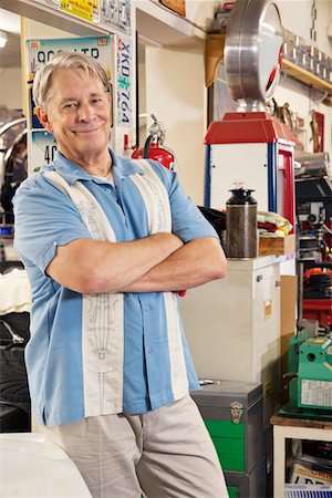 simsearch:693-05553152,k - Portrait of smiling elderly man in automobile workshop Foto de stock - Sin royalties Premium, Código: 693-05553153