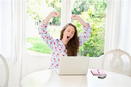 Jeune femme bâillement Photographie de stock - Premium Libres de Droits, Code: 693-05553272