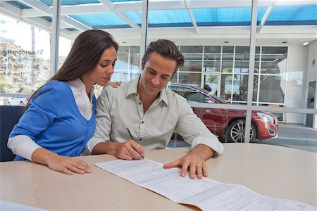 firma - Man and woman signing papers Fotografie stock - Premium Royalty-Free, Codice: 693-05794013