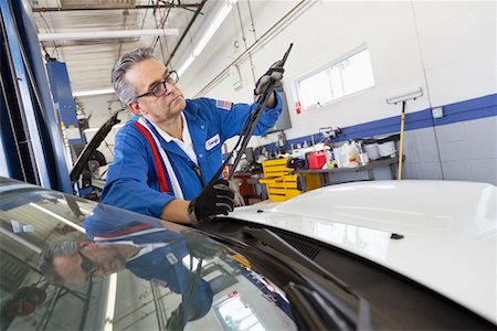 Senior mechanic working on windshield wipers Fotografie stock - Premium Royalty-Free, Codice: 693-05794056