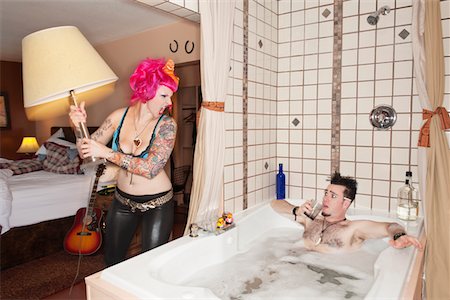 Femme aux cheveux rose, jetant la lampe sur l'homme dans la baignoire Photographie de stock - Premium Libres de Droits, Code: 693-05794193