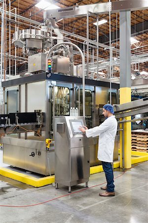 simsearch:693-05794199,k - Man working on machinery in bottling industry Stock Photo - Premium Royalty-Free, Code: 693-05794205