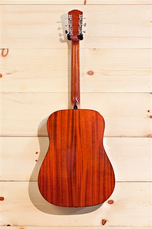 Gibson red guitar on wood grain wall Foto de stock - Sin royalties Premium, Código: 693-05794336