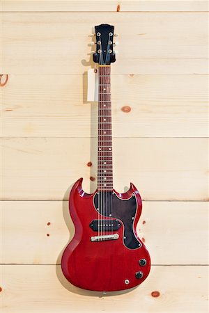 Guitare en acajou avec étiquette Photographie de stock - Premium Libres de Droits, Code: 693-05794339