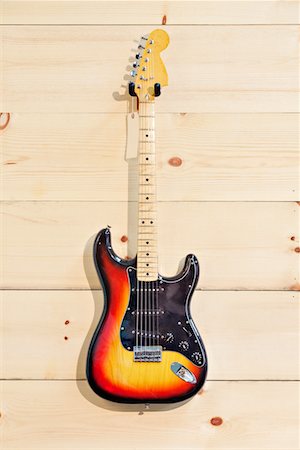 saiteninstrument - Akustische Gitarre mit Label an Holzmaserung Wand Stockbilder - Premium RF Lizenzfrei, Bildnummer: 693-05794345