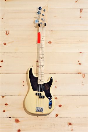 Guitare acoustique avec label rouge sur le mur du grain du bois Photographie de stock - Premium Libres de Droits, Code: 693-05794346