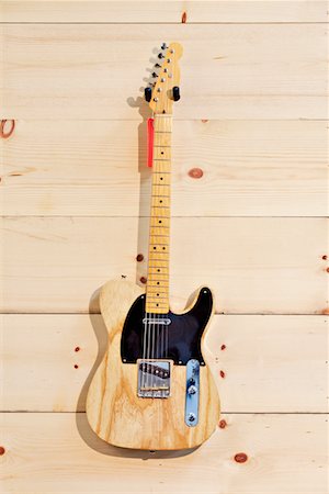 small business sales - Fender birch guitar with red label Foto de stock - Sin royalties Premium, Código: 693-05794340
